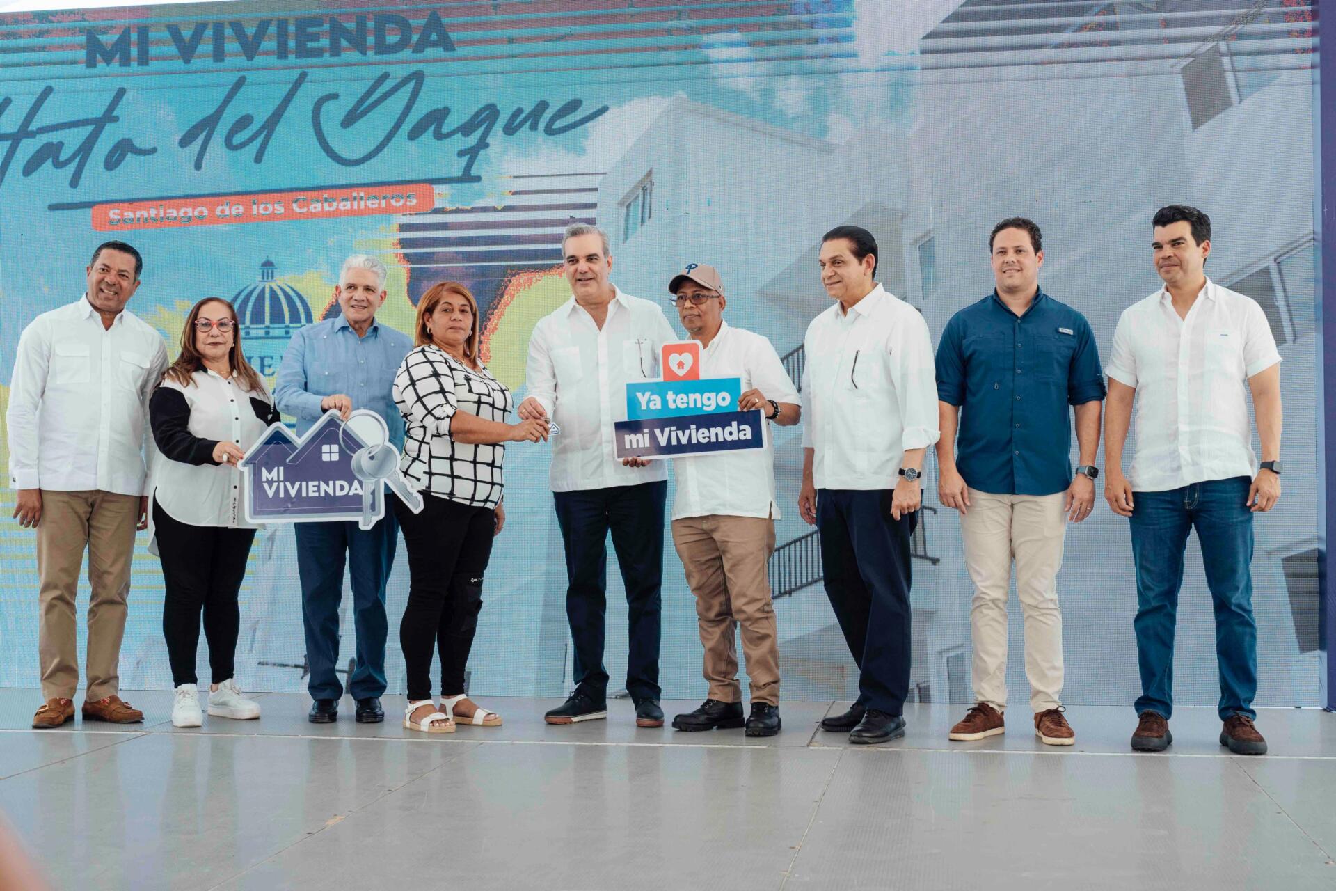 Presidente Abinader junto a beneficiarios del Plan Mi Vivienda Hato del Yaque, en la provincia Santiago