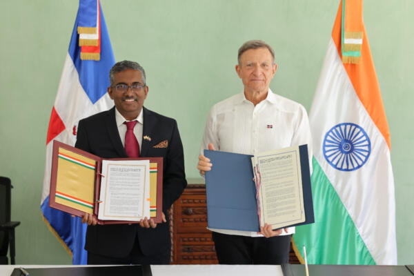 Canciller Roberto Álvarez y el embajador de la India en el país, Ramu Abbagani. (Foto: Fuente externa) 