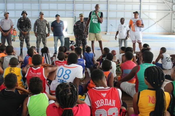 Tito Horford realiza clínica deportiva a niños del Nuevo Domingo Savio, a través de la PN y el programa “De Vuelta al Barrio”