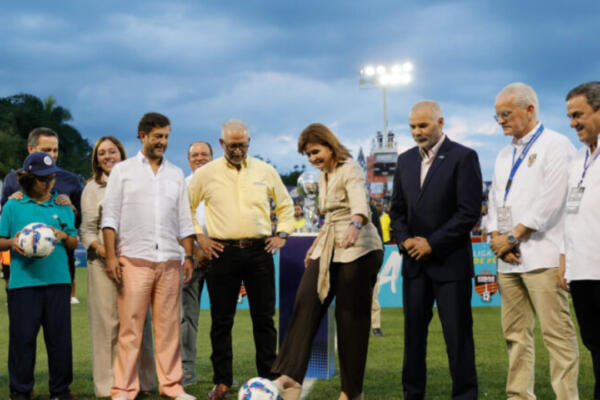 Vicepresidenta y demas miembros de la Liga Dominicana de Fútbol. Foto: fuente externa. 