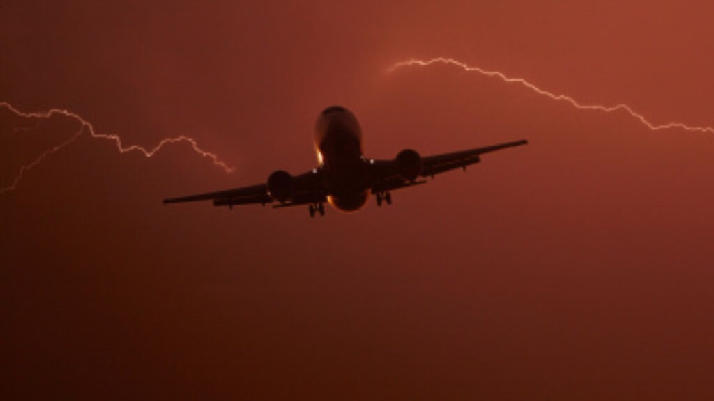 Video muestra cómo un rayo impacta un avión durante pleno vuelo