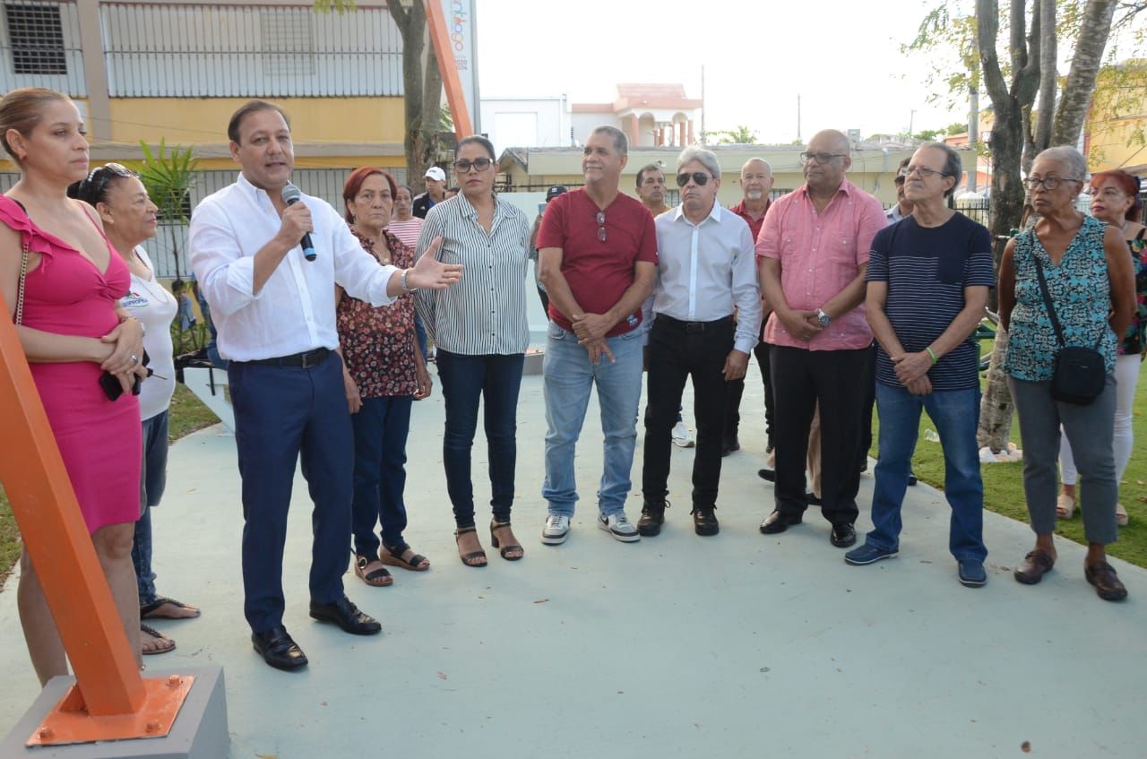 Abel Martínez entrega proyecto de asfaltado y dos nuevos parques en tres comunidades