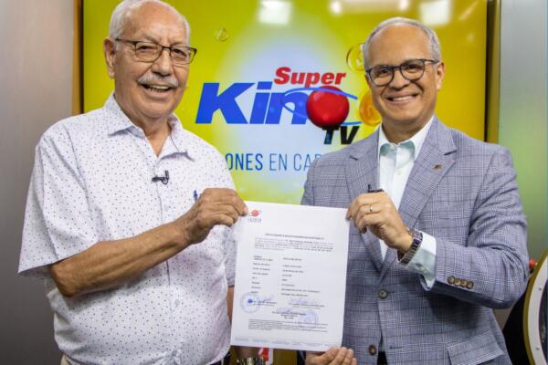 Leidsa entrega certificado a Veterinario que se ganó 25 millones con el Súper Kino Tv. (Foto: fuente externa)