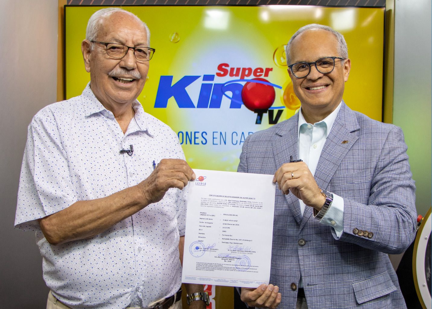 Leidsa entrega certificado a Veterinario que se ganó 25 millones con el Súper Kino Tv.
