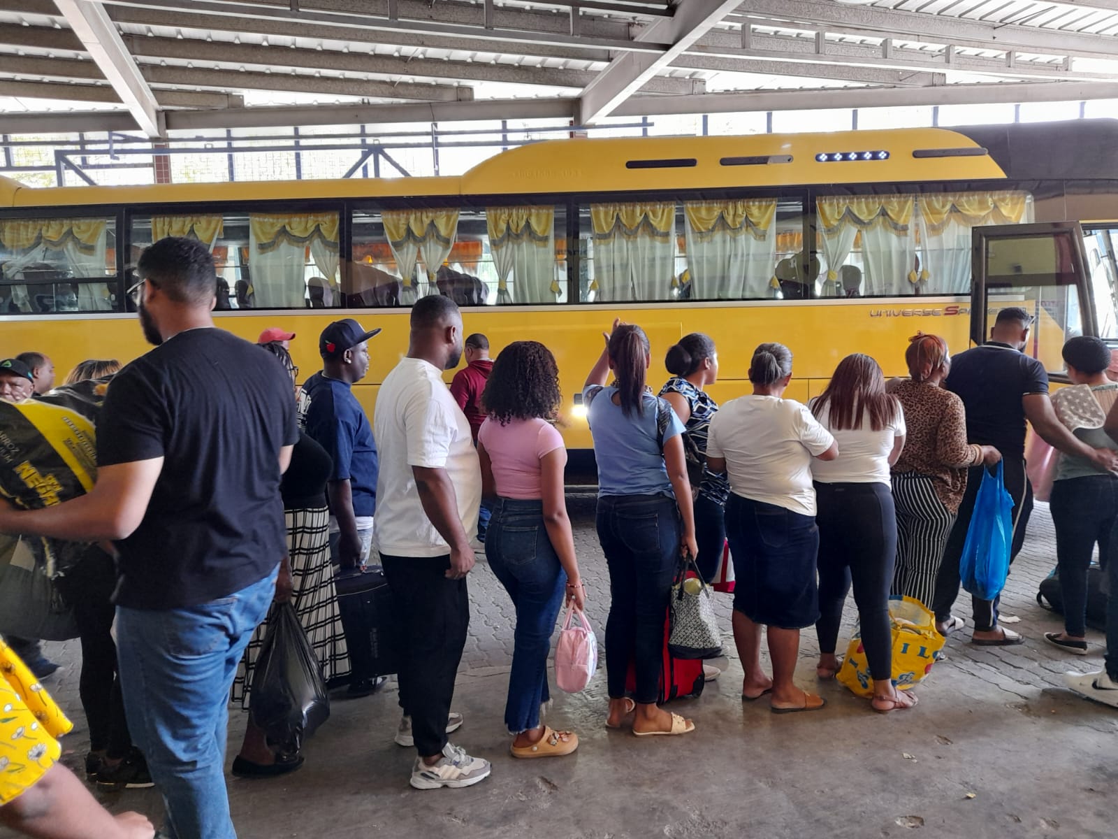 Pasajeros abarrotan principal terminal de autobús en Barahona