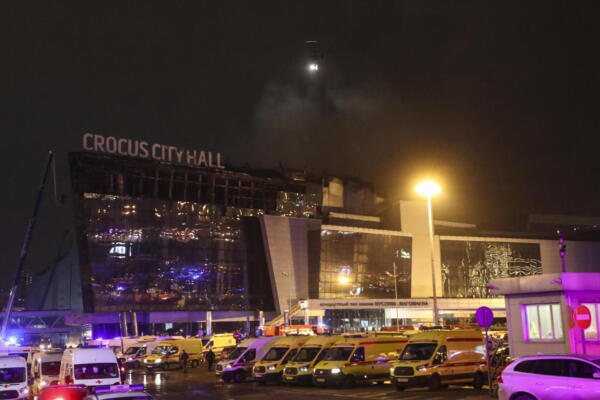 Bomberos rusos extinguen un incendio en el salón de  conciertos Crocus City Hall, tras un ataque terrorista que se cobró la vida de 40 personas cerca de Moscú (Rusia).EFE/EPA/MAXIM SHIPENKOV