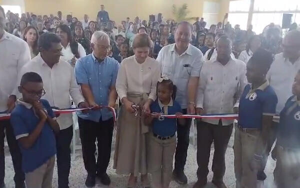 Raquel Peña encabeza inauguración de una escuela en Los Alcarrizos. (Foto: fuente externa)