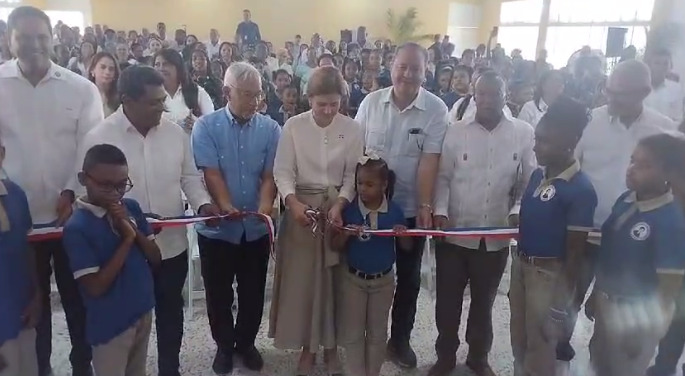 Raquel Peña encabeza inauguración de una escuela en Los Alcarrizos