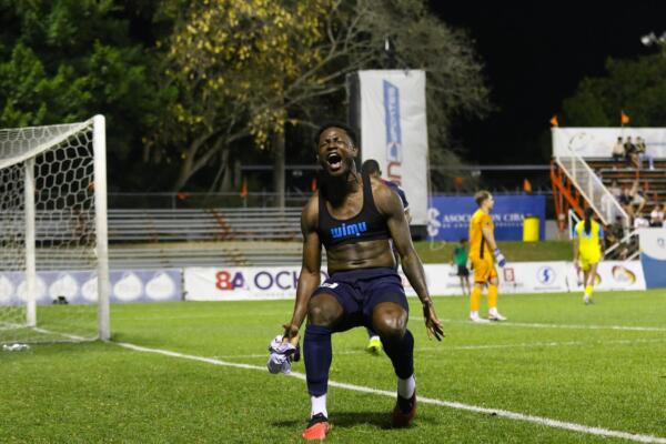 Erick Japa celebra su gol para la República Dominicana frente a Aruba.