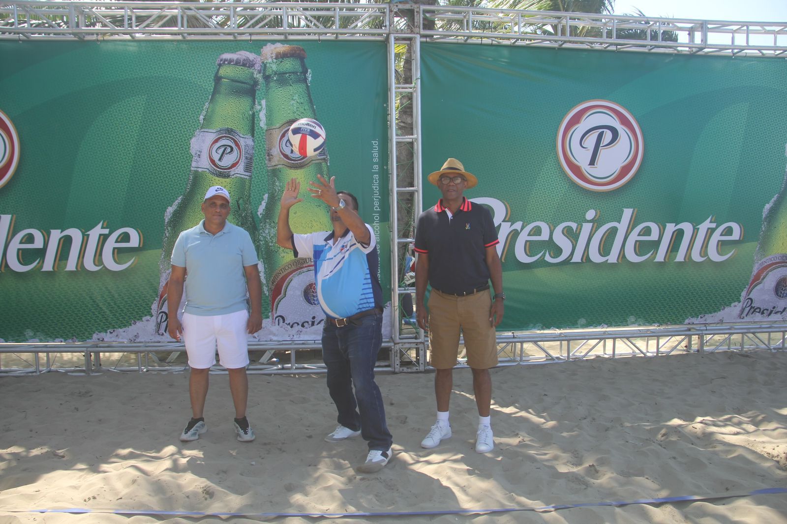 Francisco Jose Fernandez junto a Jose Aybar y Carlos Cruz realiza el saque dejo iniciado el XVI Voleibol Playero Cabarete 2024