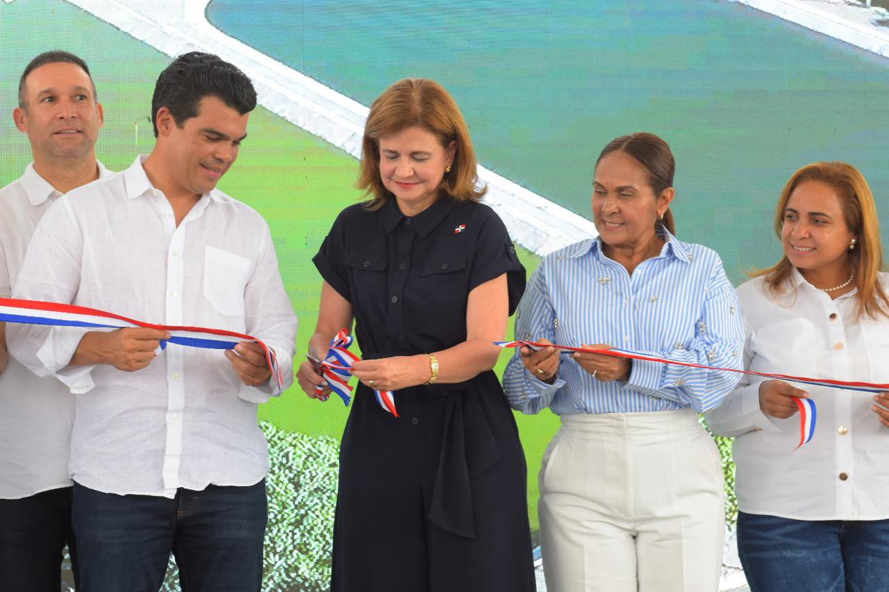 Vicepresidenta entrega sistema sanitario y planta de tratamiento en provincia Duarte