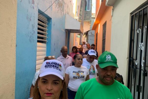 Este domingo la candidata estuvo recorriendo comunidades de Los Mameyes y Villa Duarte