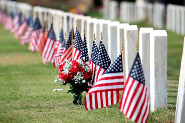 Tumbas decoradas con banderas de los Estados Unidos para celebrar el Memorial Day. Foto: Fuente externa 