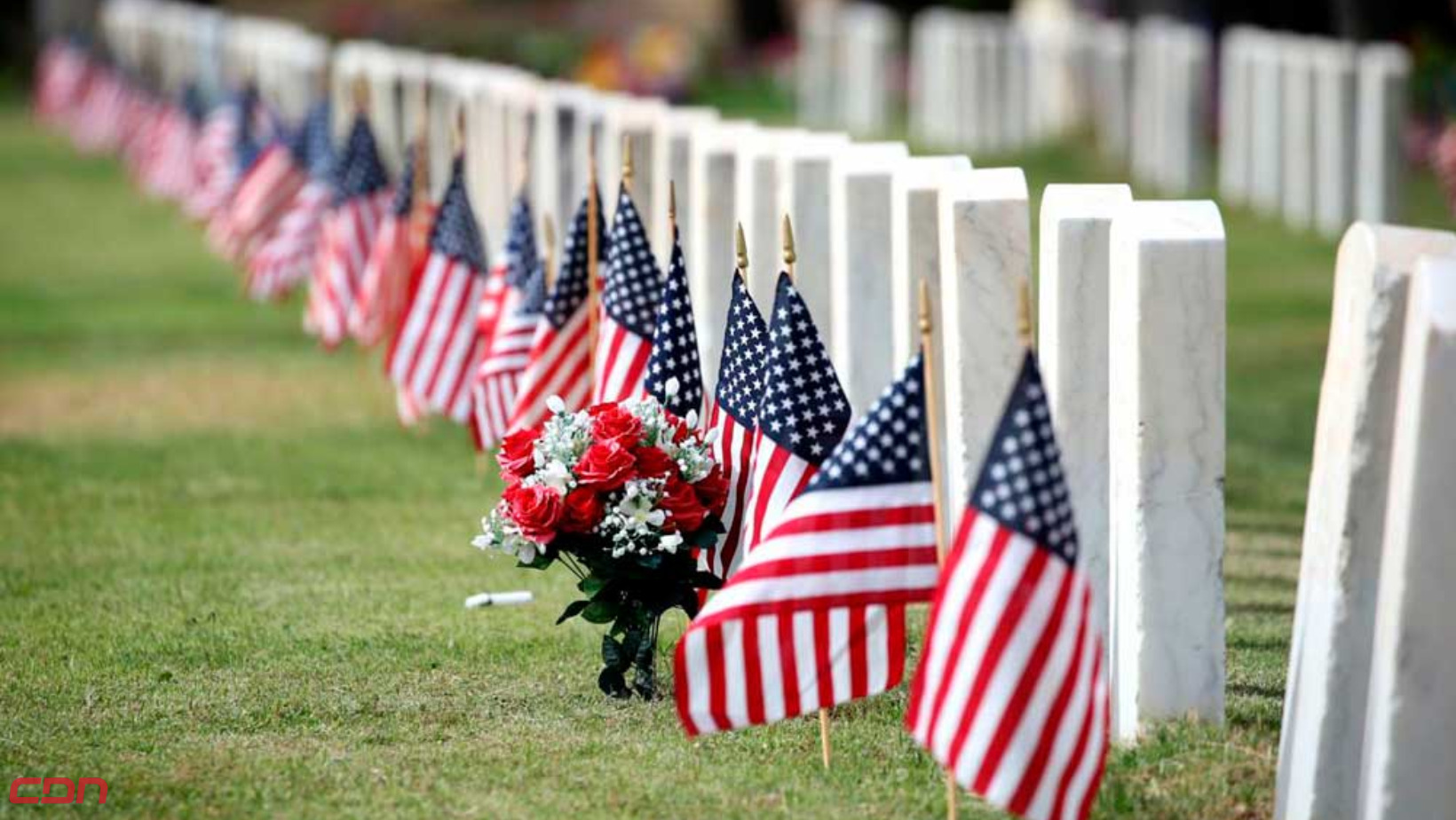 Tumbas decoradas con banderas de los Estados Unidos para celebrar el Memorial Day. Foto: Fuente externa
