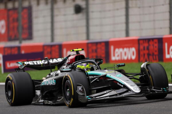 El piloto británico de Mercedes Lewis Hamilton en acción durante el Sprint del Gran Premio de China de Fórmula uno, en Shanghai, China. EFE/EPA/ALEX PLAVEVSKI
