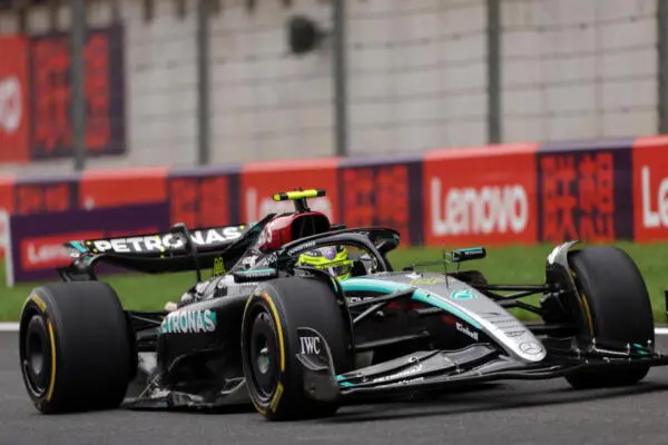 El piloto británico de Mercedes Lewis Hamilton en acción durante el Sprint del Gran Premio de China de Fórmula uno, en Shanghai, China. EFE/EPA/ALEX PLAVEVSKI