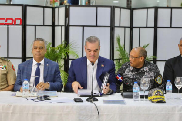 El presidente Luis Abinader acompañado de las autoridades en la reunión de encuentro del Plan de Seguridad Ciudadana.