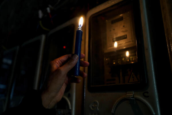 Fotografía del 18 de abril de 2024 de un ecuatoriano revisa un medidor de luz en Quito (Ecuador). EFE/ José Jácome