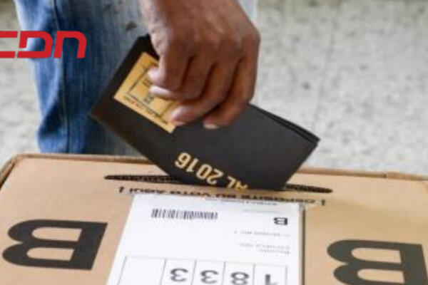 Persona ejerciendo su derecho al voto en las elecciones 2024. Foto: CDN Digital