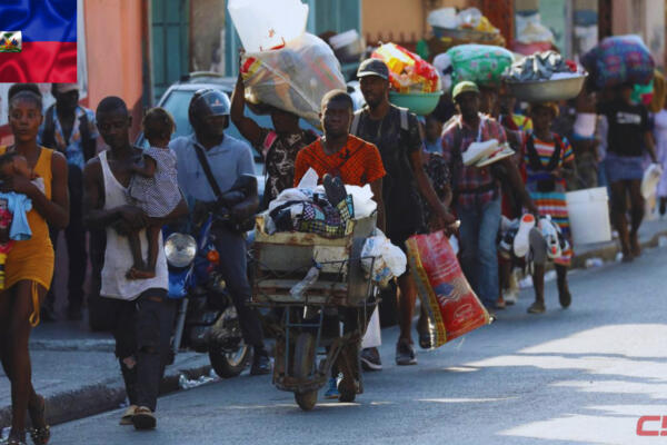 Ciudadanos haitianos desplazándose por las calles con equipamientos de viaje. Foto: Fuente externa