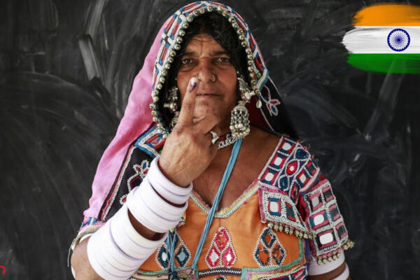 Una mujer muestra su dedo tras haber ejercido su derecho al voto en la India. Foto: Fuente externa  