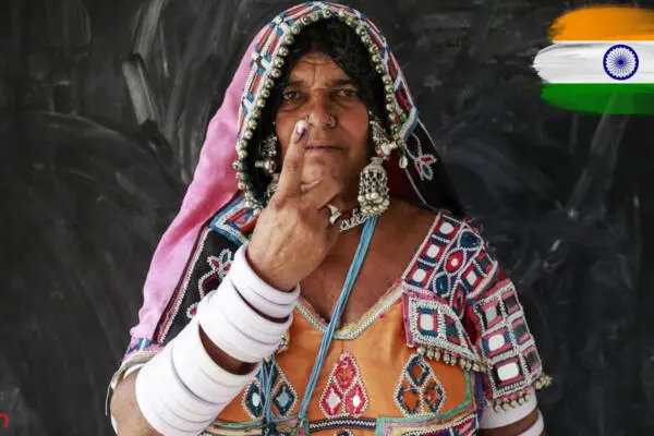 Una mujer muestra su dedo tras haber ejercido su derecho al voto en la India. Foto: Fuente externa  