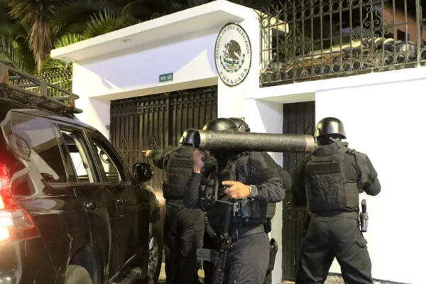 Agentes ecuatorianos en la Embajada de México (fuente externa)

