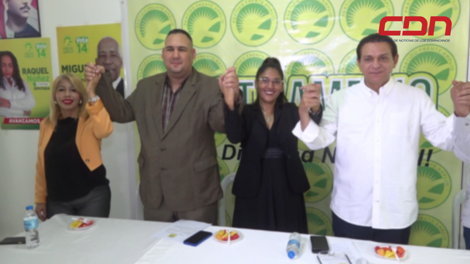 Candidatura a senador por Santiago Daniel recibiendo apoyo del Partido Frente Amplio. Foto CDN Digital
