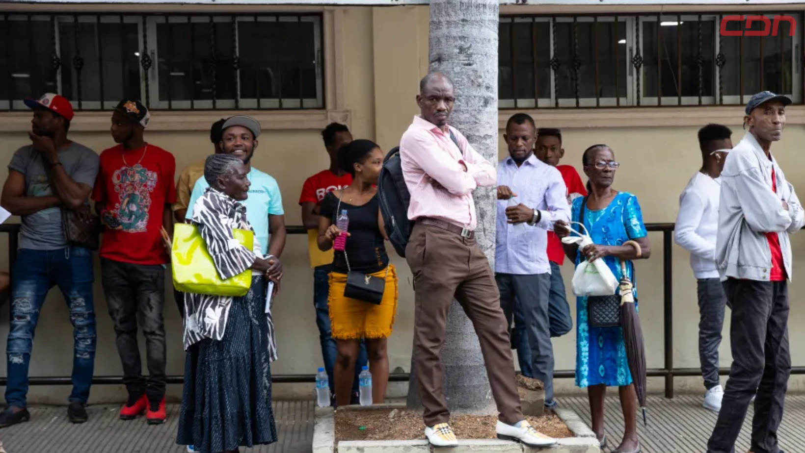 Haitianos en los alrededores de la embajada de Haití, en Santo Domingo, RD. Foto: Fuente externa