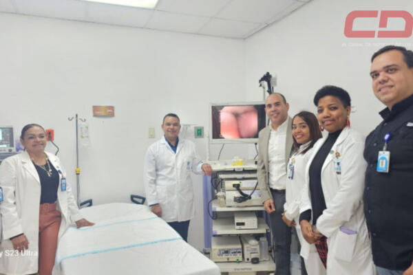 Dr. Julio Landrón, director del hospital Ney Arias Lora, junto a diversos especialistas en la moderna unidad de gastroenterología. Foto: CDN Digital