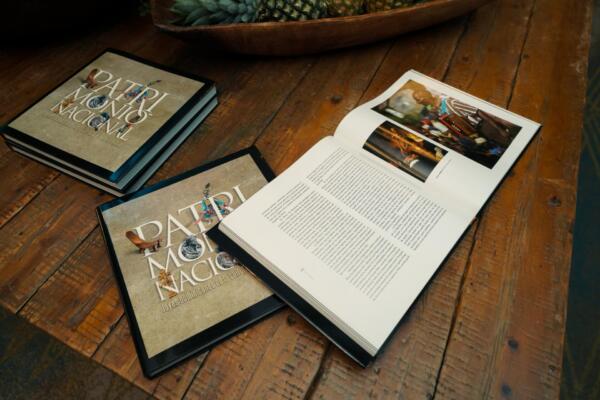 Ejemplares del libro “Patrimonio nacional. Joyas dominicanas de la cultura y la naturaleza”