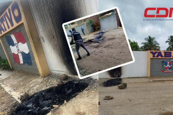Frente de la puerta de un centro educativo incendiado presuntamente por moradores de la zona. Foto CDN Digital