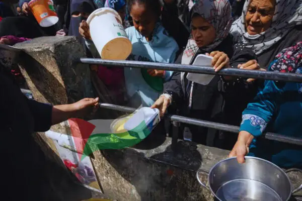 Palestinos haciendo fila para recibir ayuda alimentaria en un campo de refugiados en la Franja de Gaza. Foto: Fuente externa