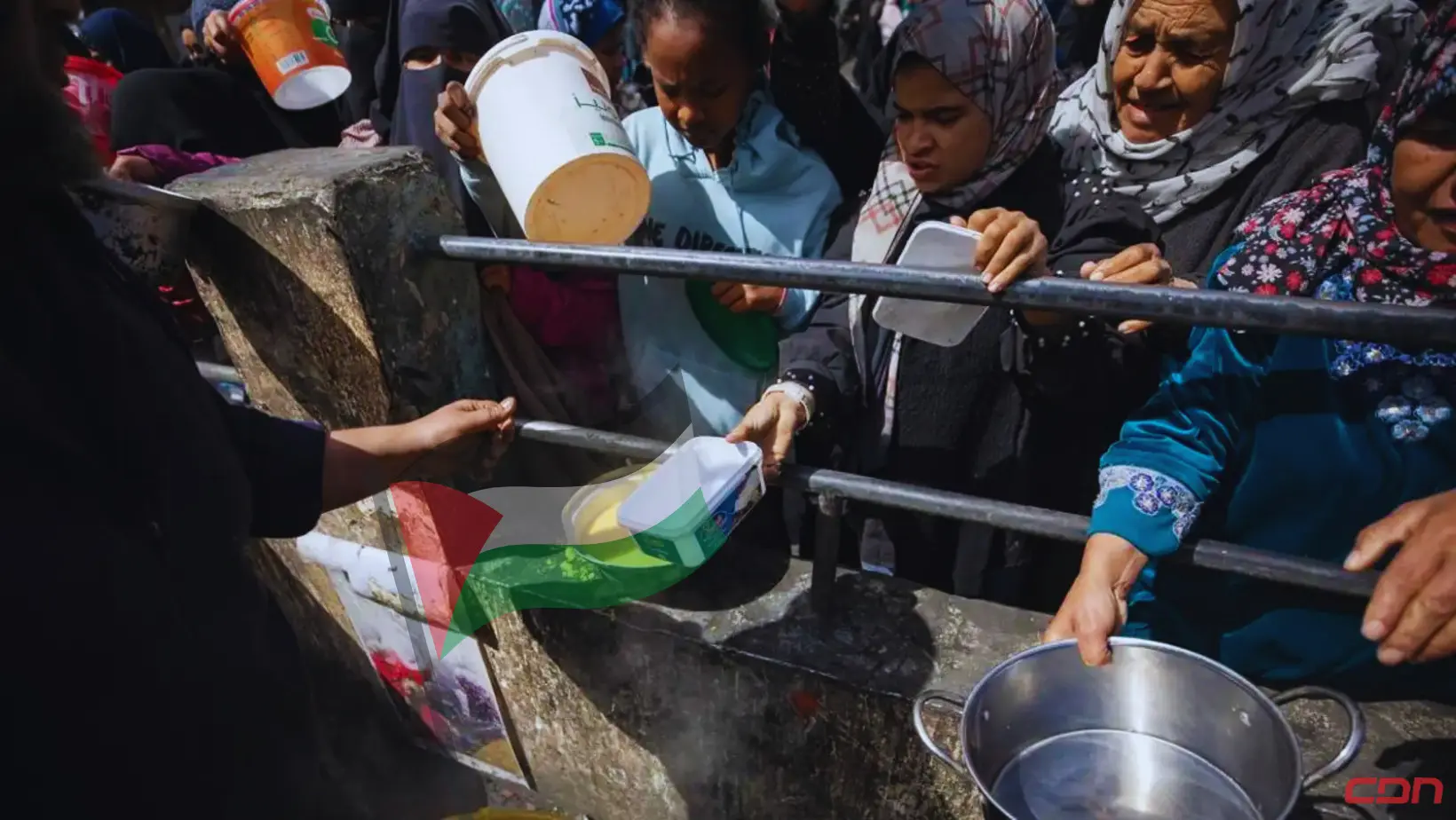 Palestinos haciendo fila para recibir ayuda alimentaria en un campo de refugiados en la Franja de Gaza. Foto: Fuente externa