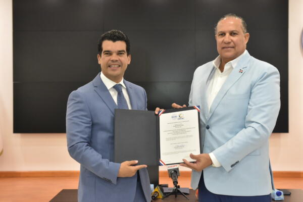 Laboratorio Nacional de Referencia Calidad de Agua Ing. Marco Rodríguez del INAPA recibe acreditación del ODAC