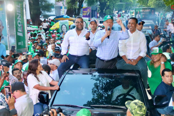 El candidato presidencial del partido FP, Leonel Fernández durante un recorrido por San Cristóbal. Foto: Fuente externa 