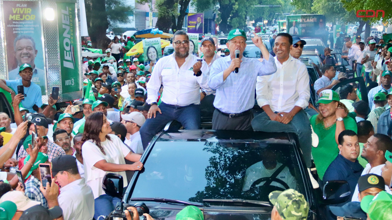 El candidato presidencial del partido FP, Leonel Fernández durante un recorrido por San Cristóbal. Foto: Fuente externa