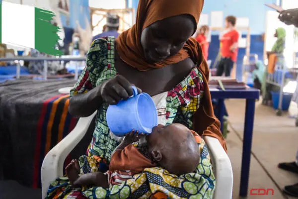 Mujer alimentando a un niño en un centro de acogida en Nigeria. Foto: Fuente externa  