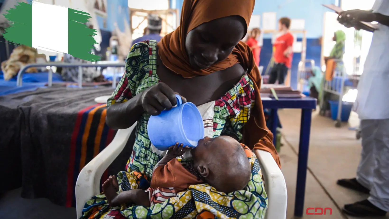 Mujer alimentando a un niño en un centro de acogida en Nigeria. Foto: Fuente externa