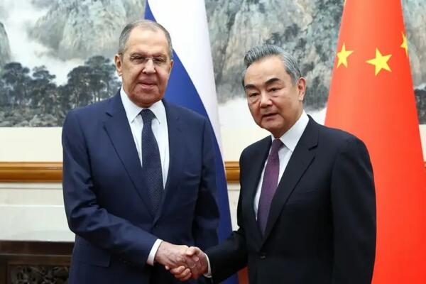 Ministro de Relaciones Exteriores ruso Sérguei Lavrov y su homólogo chino, Wang Li (Foto: fuente externa)
