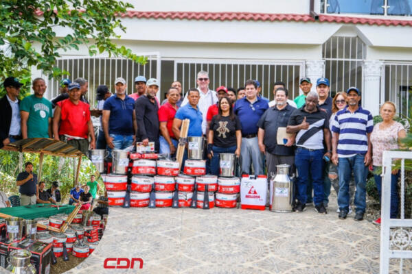 Promegan entrega herramientas a ganaderos en Espaillat y Puerto Plata