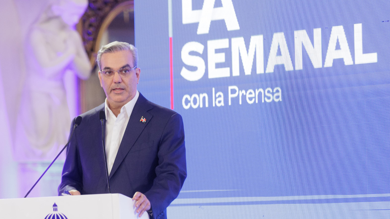 Abinader reta a Roberto Rosario a probarle fortuna en paraísos