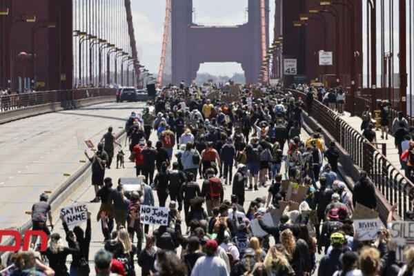 Manifestantes durante cierre del Golden Gate Bridge. Foto: CDN Digital
