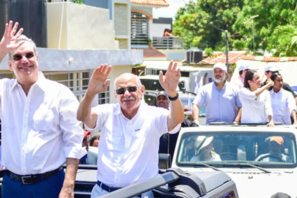 Presidente Luis Abinader en caravana este sábado. Foto: fuente externa. 