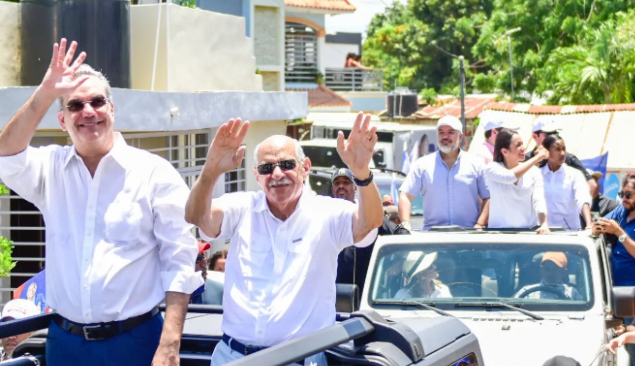 Presidente Abinader recorre distintas partes del país; expresidente de Colombia lo acompaña