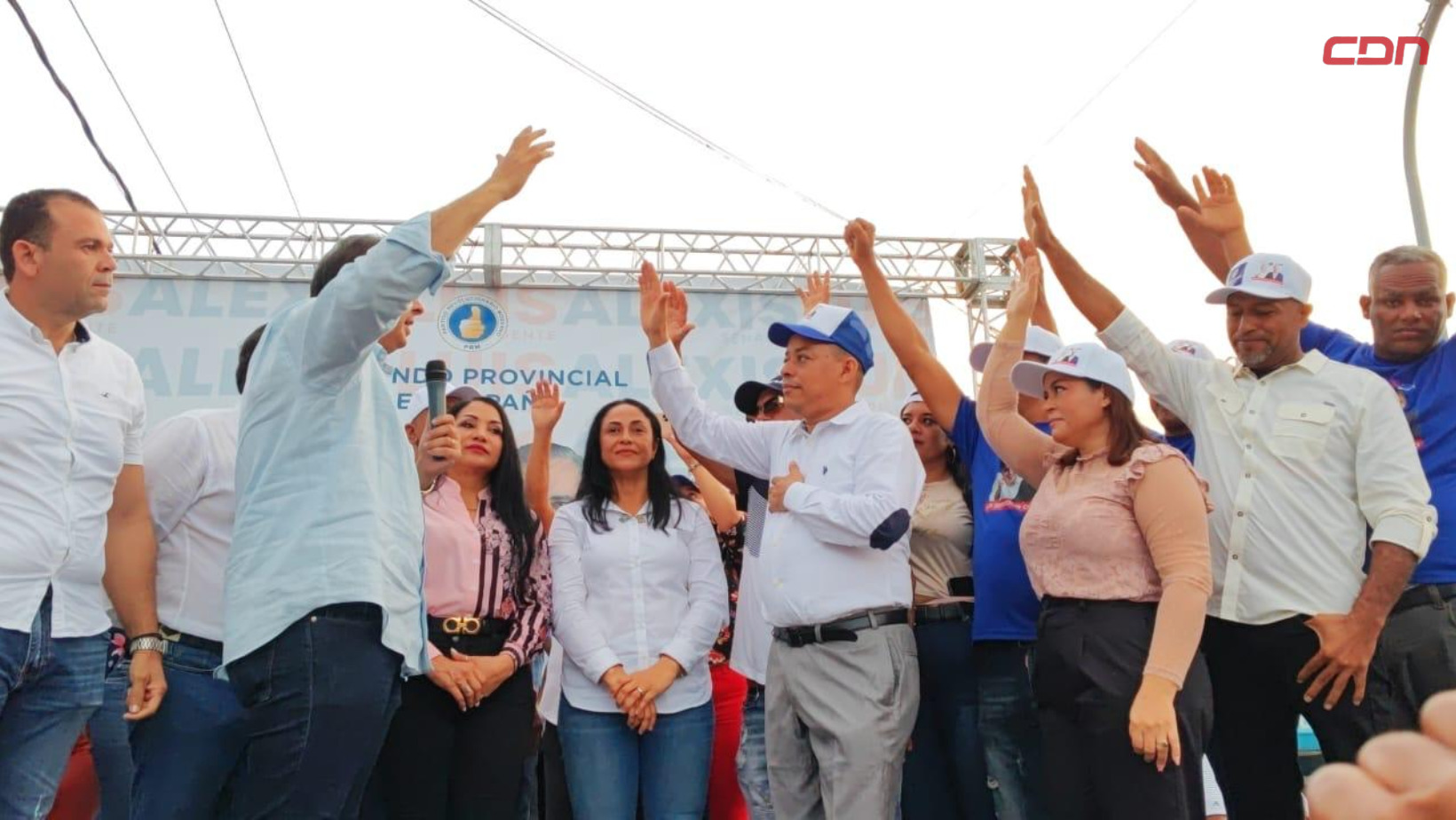 Reelecto alcalde de Las Gordas y dirigentes del PLD se juramentan en el PRM. Foto: Fuente externa