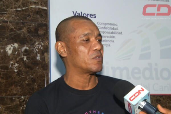 Victor Andrés Vizcaino en el edificio de Multimedios El Caribe. Foto: CDN Digital.