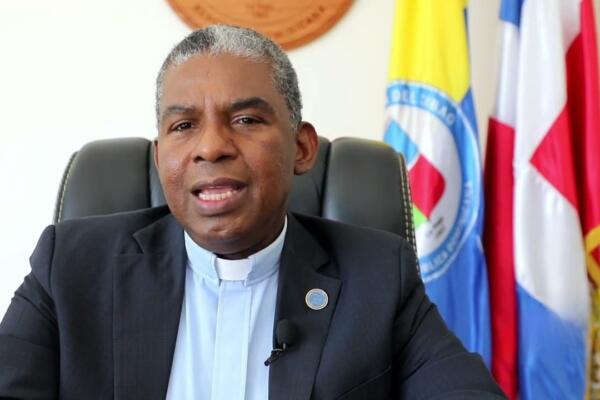 Reverendo Padre doctor Sergio de la Cruz, presidente de (ADRU)