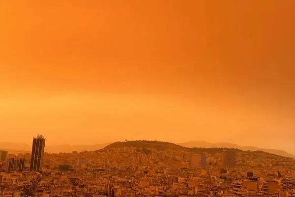 Tormenta de arena tiñe a Grecia de naranja