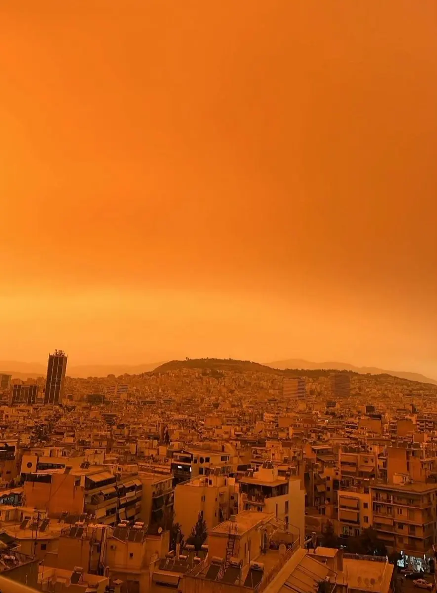 Tormenta de arena tiñe a Grecia de naranja